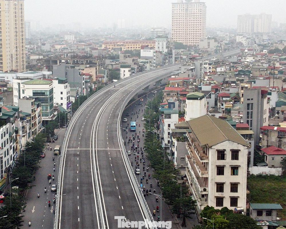 Đường Vành đai 2 trên cao đoạn từ Ngã Tư Vọng tới cầu Vĩnh Tuy được khởi công xây dựng từ tháng 4/2018 với tổng mức đầu tư gần 10.000 tỷ đồng, nối liền ba quận trung tâm gồm Hai Bà Trưng - Đống Đa và Thanh Xuân sẽ đáp ứng kỳ vọng giảm ùn tắc giao thông.