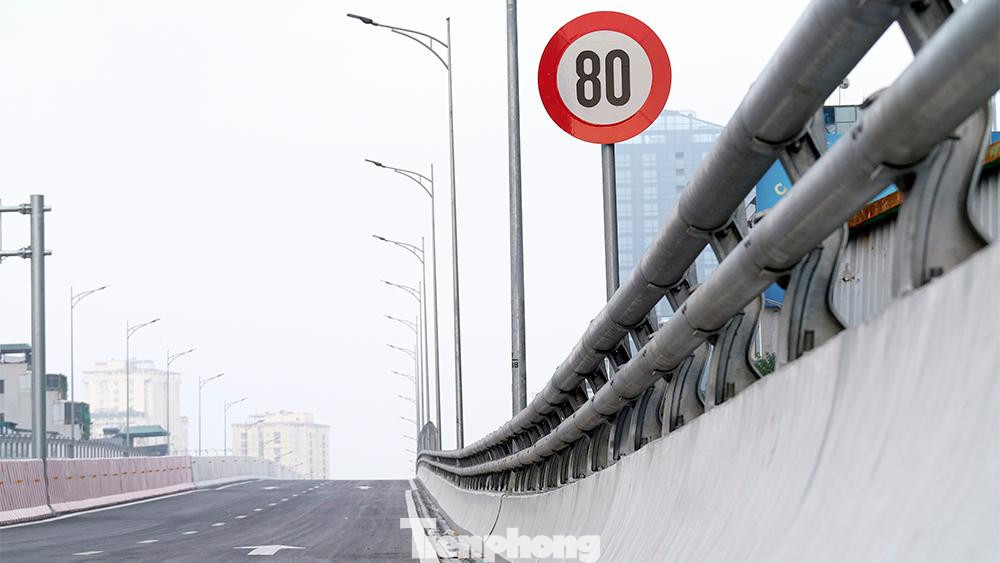 Với mỗi bên 2 làn xe, tốc độ tối đa dọc tuyến đường trên cao này là 80km/h.