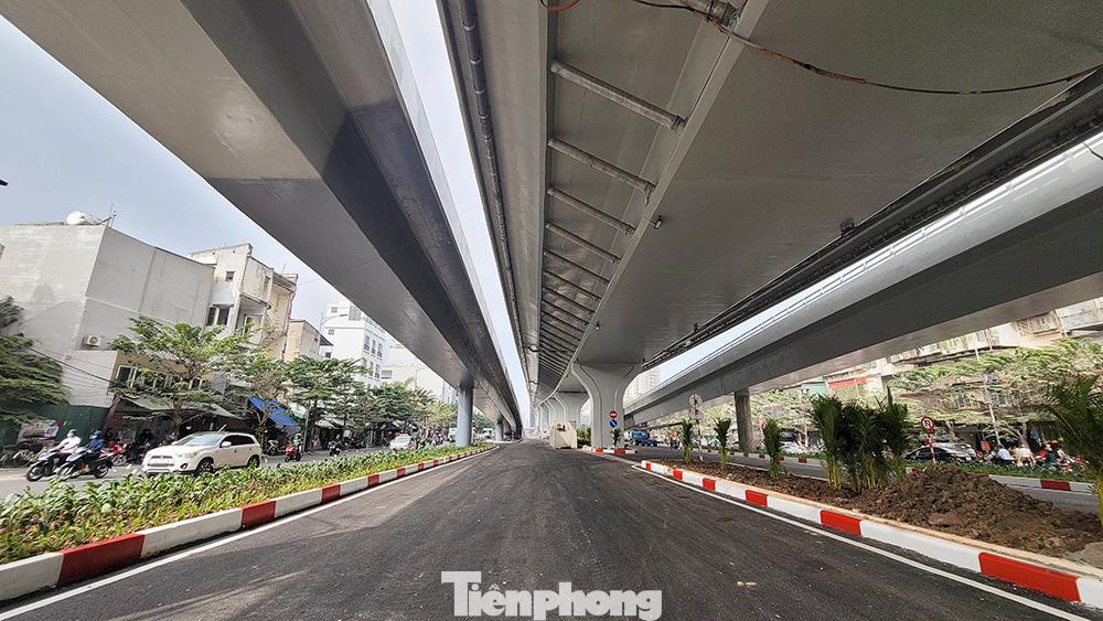 Sau hơn 4 năm thi công, đường Vành đai 2 trên cao đang hoàn thiện những phần việc cuối cùng. Dự kiến công trình sẽ được đưa vào khai thác sử dụng vào tháng 12/2022.