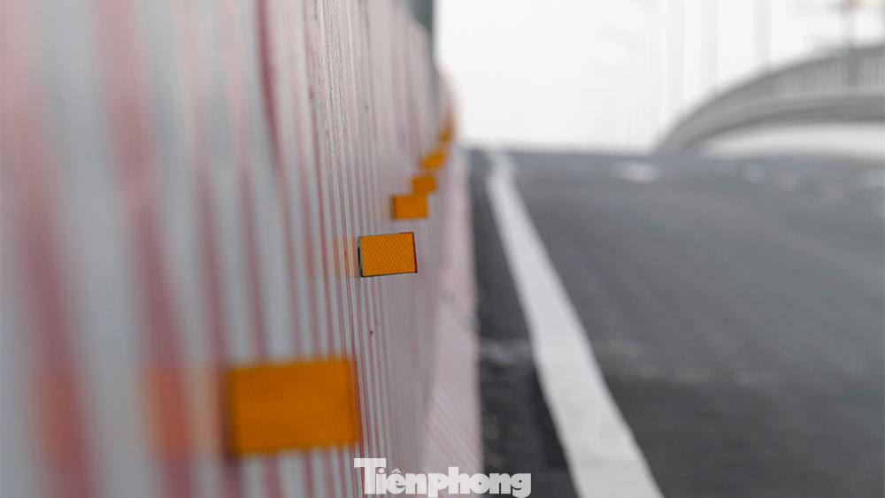 Giải phân cách cứng cao khoảng 1,4 mét được lắp đặt hệ thống phản quang vào ban đêm.