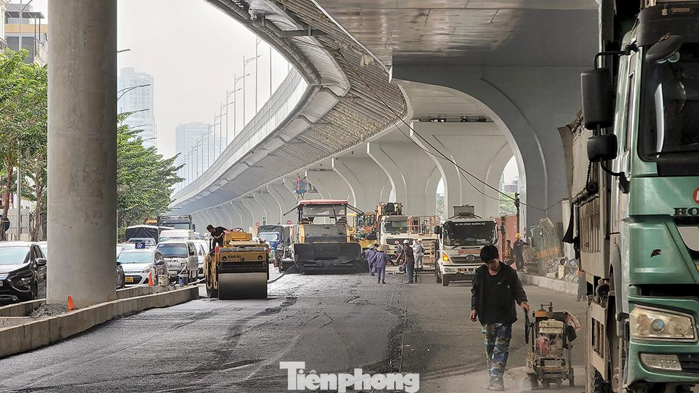 Nhà thầu đang thảm nhựa, trả lại mặt bằng lòng đường sau thời gian dài quây tôn để công trường thi công.