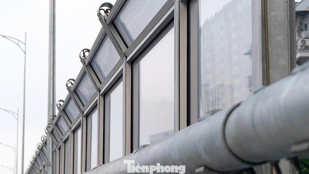 Nhiều đoạn đường được lắp kính chống ồn nhằm hạn chế tối đa âm thanh vọng lên, ảnh hưởng đến những toà chung cư nằm cạnh đường vào thời điểm đêm muộn.