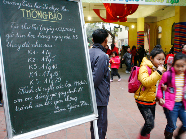 Ngày đầu đổi giờ học tại trường Tiểu học Lê Ngọc Hân. Ảnh: Hồng Vĩnh