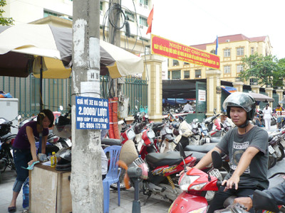 Niêm yết 2.000đ, nhưng nhiều điểm trông giữ xe tại bệnh viện đã thu 5.000-10.000 đ/xe máy Ảnh: T.Đảng