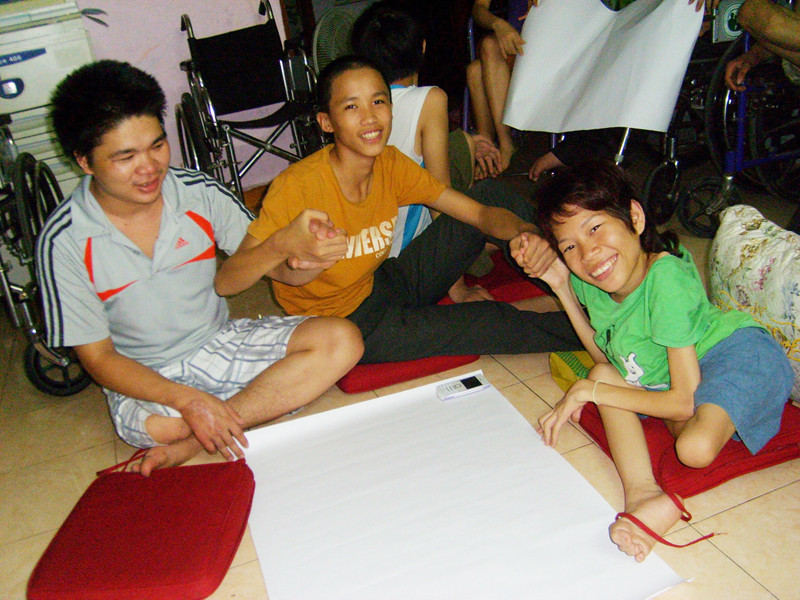 Bạn trẻ khuyết tật học kỹ năng sống. Ảnh: Lưu Trinh