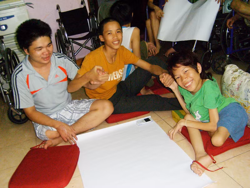 Bạn trẻ khuyết tật học kỹ năng sống. Ảnh: Lưu Trinh