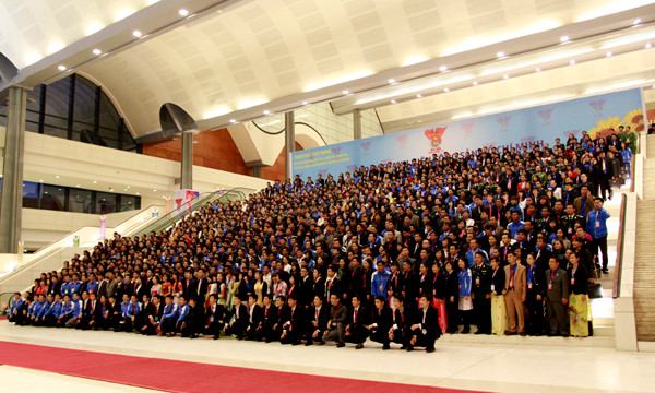 1.000 đại biểu chụp ảnh trở thành một trong những dấu ấn của Đại hội Đoàn lần thứ X. Nhiều bạn trẻ, tình nguyện viên phục vụ Đại hội không bỏ lỡ cơ hội để ghi lại hình bên điểm nhấn Đại hội này