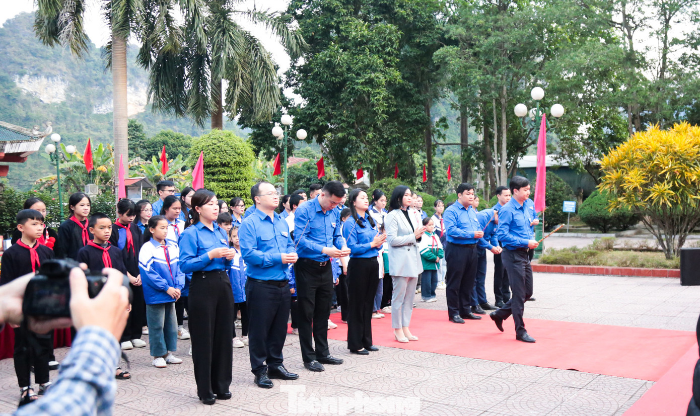 Chiều cùng ngày, T.Ư Đoàn cùng Tỉnh Đoàn Cao Bằng dâng hương Chủ tịch Hồ Chí Minh tại Khu di tích Quốc gia đặc biệt, địa điểm chiến thắng biên giới 1950 ở xã Đức Long, huyện Thạch An.