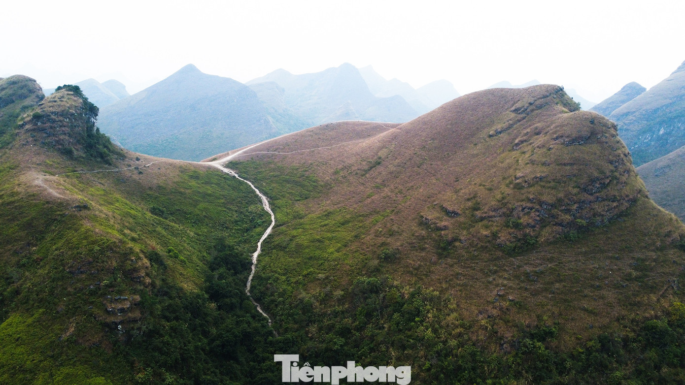 Trên hệ thống bản đồ chỉ đường, khu vực này được hiển thị Đồi cỏ cháy Vinh Quý. Theo người dân địa phương, tên gọi "Ba Quáng" là tiếng của người đồng bào sinh sống nơi đây có nghĩa là đồi cỏ vai rộng.