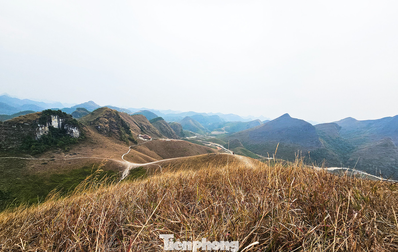 Quả đồi có nhiều mỏm và từ chân lên đến lưng đồi, con đường mòn lộ rõ 3 hướng dẫn đến những vị trí được check-in nhiều nhất.