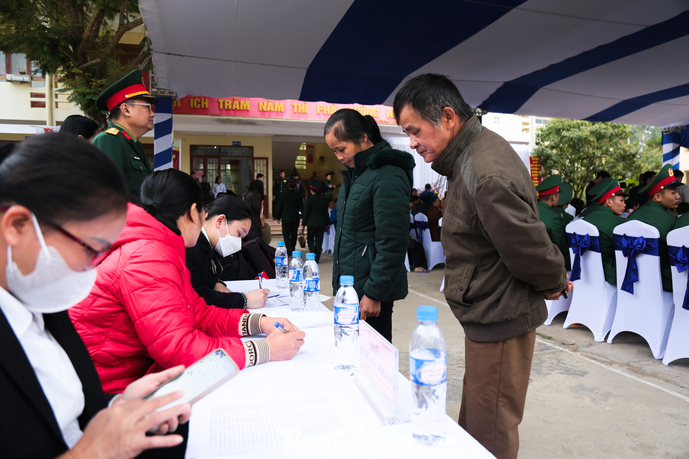 Sau buổi lễ dâng hoa, dâng hương, tham quan khu di tích, Đoàn đại biểu di chuyển về trường THCS thị trấn Nguyên Bình. Tại đây, các đơn vị tham gia đã tổ chức khám bệnh, tư vấn sức khỏe, cấp thuốc miễn phí cho 500 đối tượng chính sách, người có công với cách mạng, hộ nghèo.