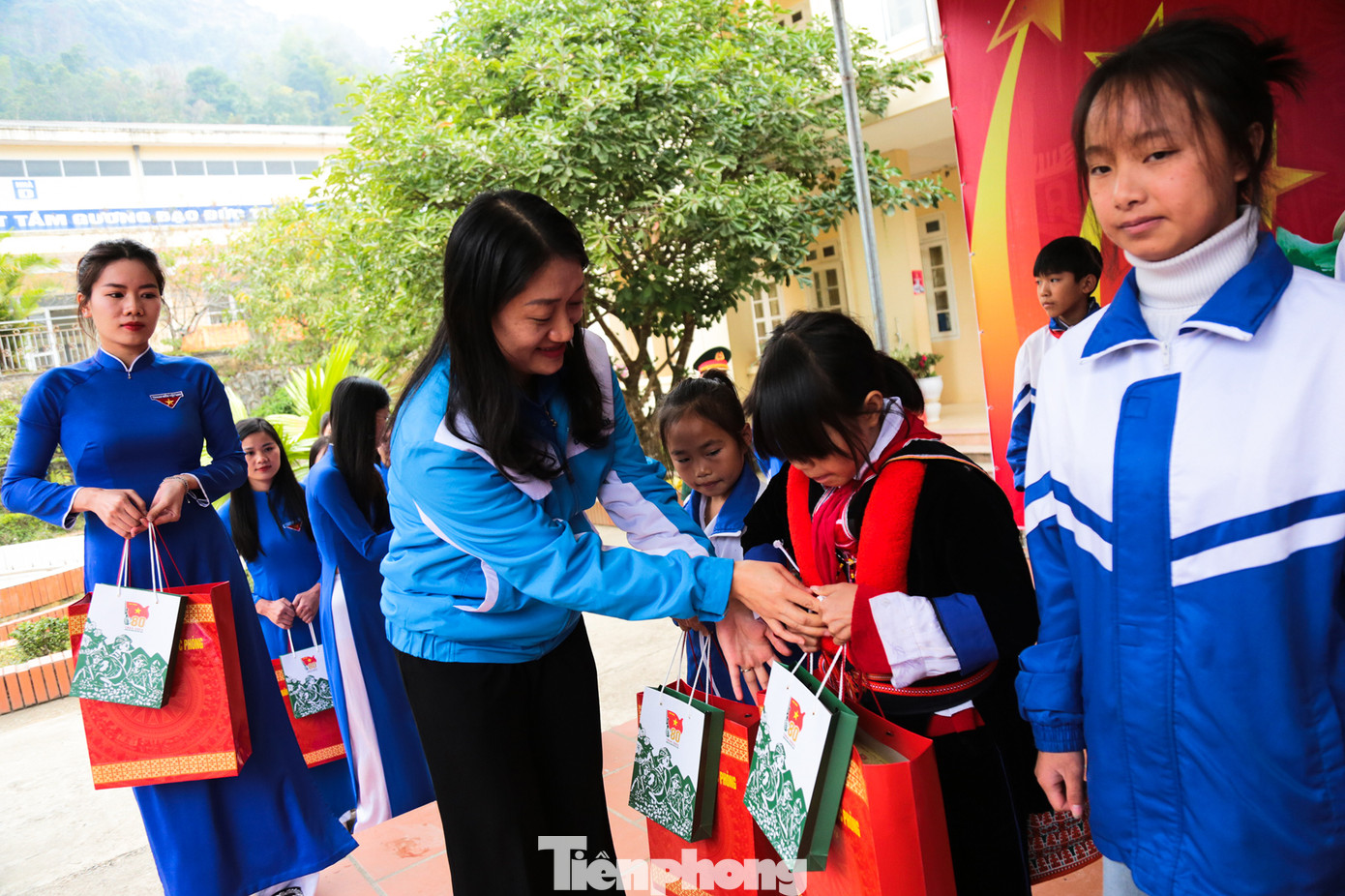 Chị Triệu Thanh Dung - Bí thư Tỉnh Đoàn Cao Bằng trao quà cho các em học sinh nghèo có hoàn cảnh khó khăn.