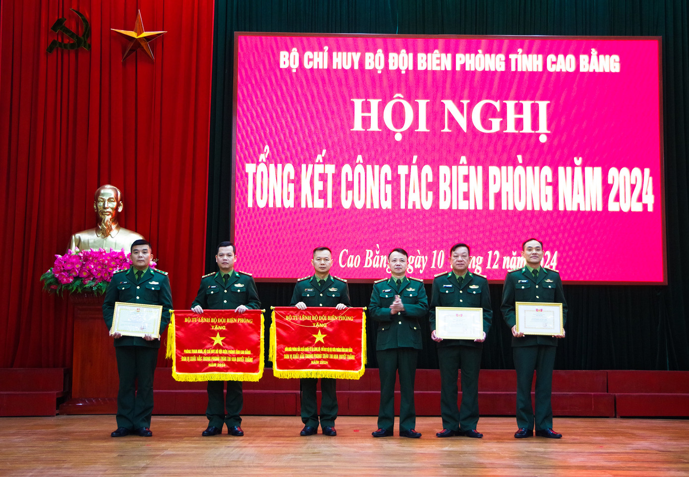 Đại tá Đặng Hồng Quân - Chính ủy Bộ đội Biên phòng Cao Bằng (thứ 3 từ phải sang) trao cờ và bằng khen tặng các tập thể, cá nhân xuất sắc. Đại tá Đặng Hồng Quân - Chính ủy Bộ đội Biên phòng Cao Bằng (thứ 3 từ phải sang) trao cờ và bằng khen tặng các tập thể, cá nhân xuất sắc.