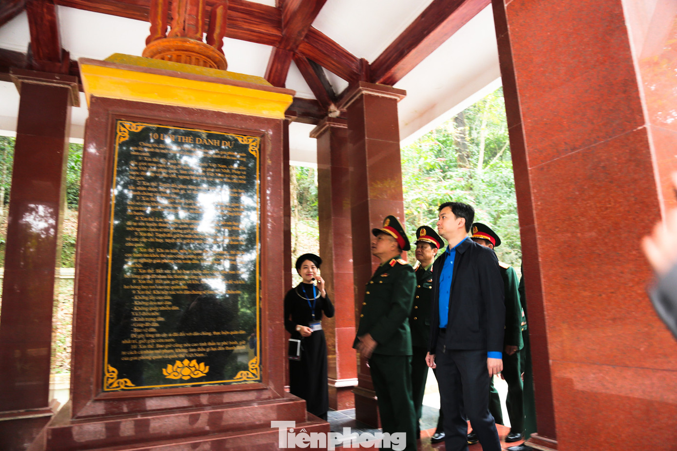 Các đại biểu cũng được Ban quản lý Khu di tích giới thiệu về lịch sử, các chứng tích, hiện vật của Đội Việt Nam Tuyên truyền giải phóng quân.