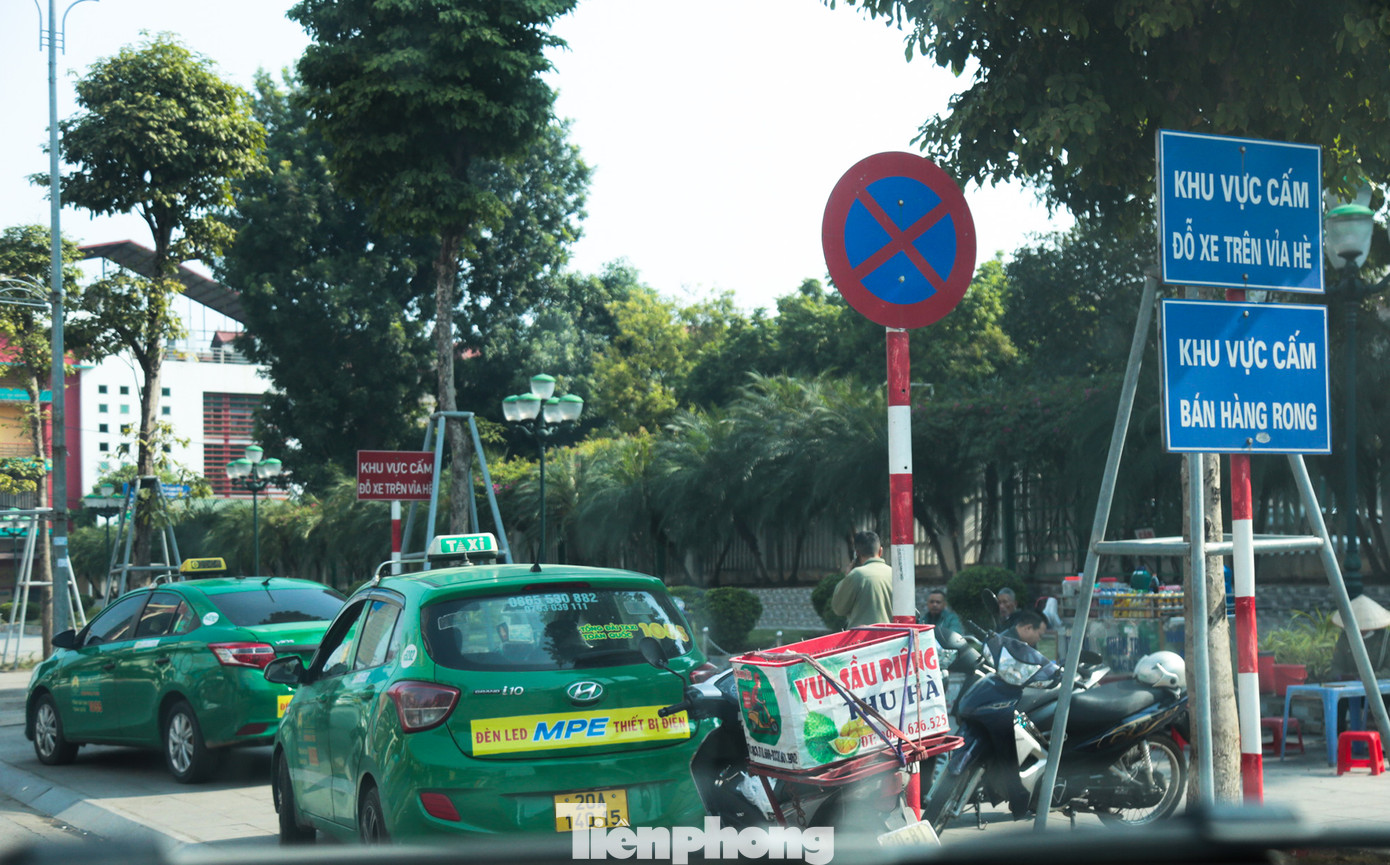 Biển cấm dường như không có tác dụng khi các loại xe cá nhân, xe kinh doanh vẫn thường xuyên đỗ trên vỉa hè.