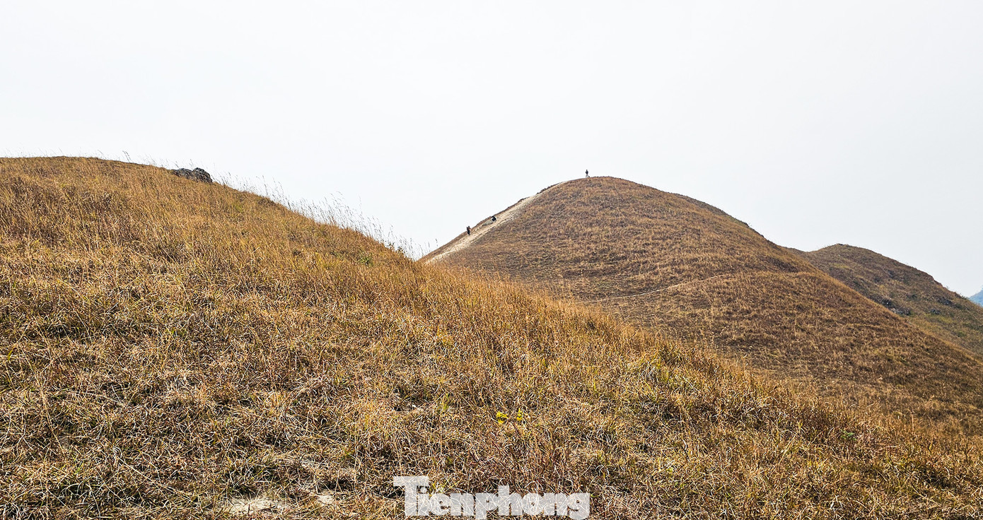 Khi tiết trời thu, không khí ở đây trong lành, mát mẻ. Tuy nhiên, vào mùa đông, đứng trên đỉnh đồi, gió thổi mạnh và khá lạnh.