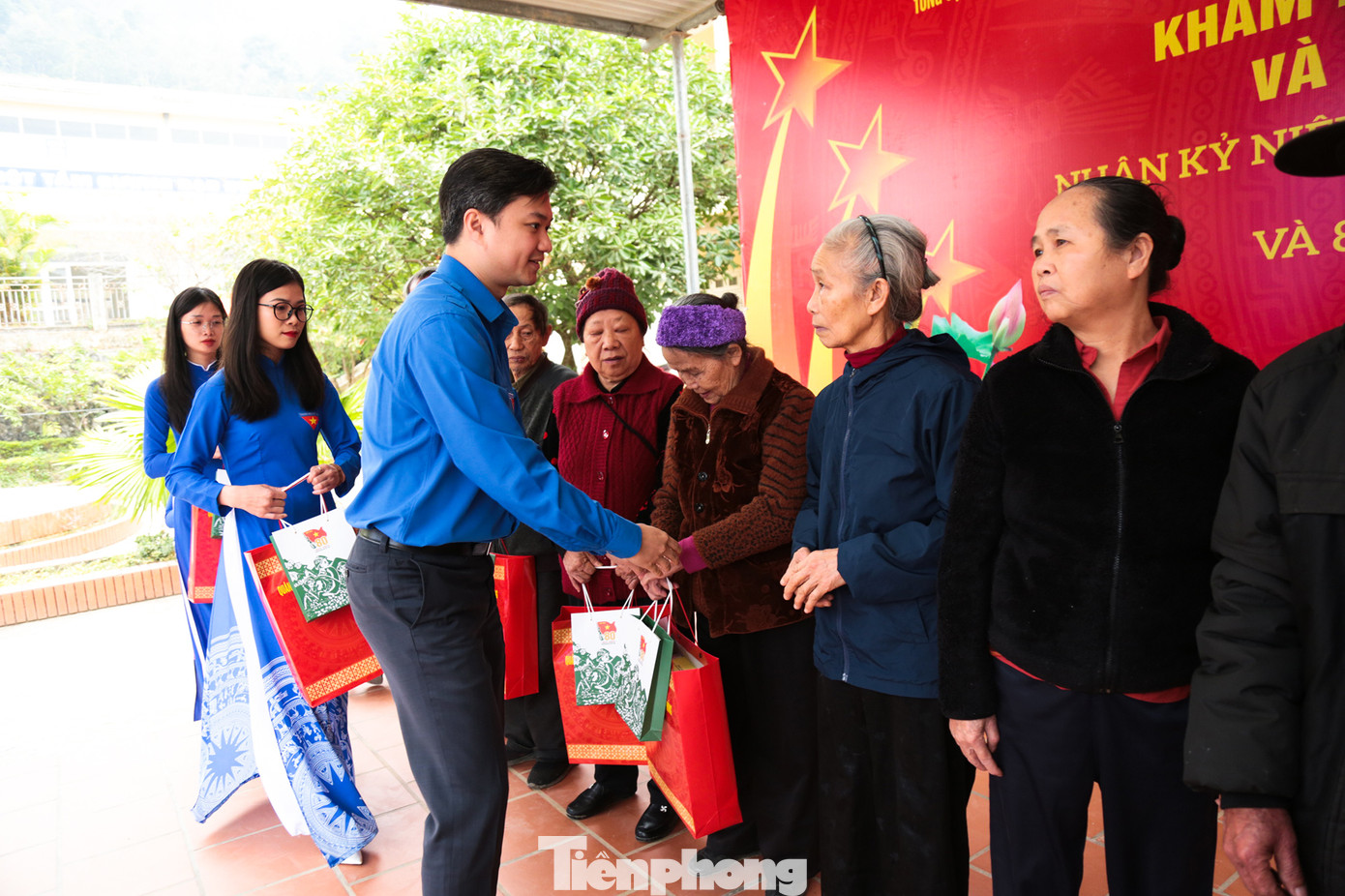 242 suất quà, trị giá 2,5 triệu đồng/suất được trao cho 82 đối tượng chính sách, 80 đối tượng nghèo và 80 cháu học sinh nghèo.