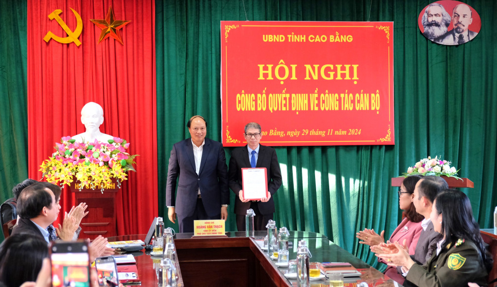 Lãnh đạo tỉnh Cao Bằng trao quyết định bổ nhiệm cho ông Nông Quốc Hùng (phải). Ảnh: Báo Cao Bằng Lãnh đạo tỉnh Cao Bằng trao quyết định bổ nhiệm cho ông Nông Quốc Hùng (phải). Ảnh: Báo Cao Bằng