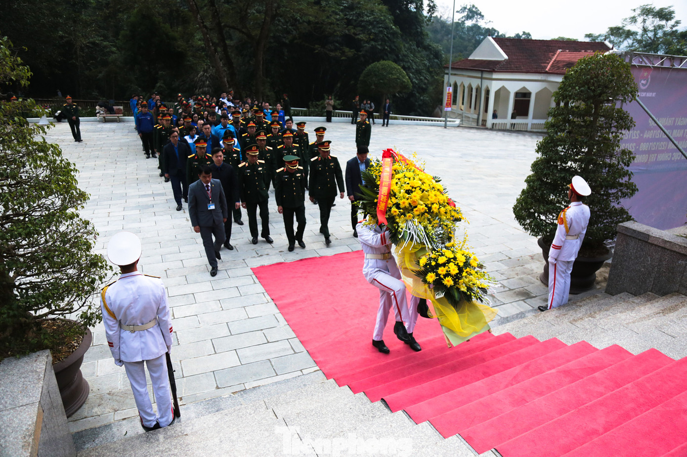 Sáng 2/12, tại Khu di tích Quốc gia đặc biệt rừng Trần Hưng Đạo (xã Tam Kim, huyện Nguyên Bình, Cao Bằng), Ban thanh niên Quân đội phối hợp với T.Ư Đoàn tổ chức chương trình "hành quân về nguồn". Trung tướng Lê Quang Minh - Phó Chủ nhiệm Tổng cục chính trị/Quân đội nhân dân Việt Nam; anh Nguyễn Minh Triết - Bí thư Trung ương Đoàn TNCS Hồ Chí Minh, Chủ tịch Hội Sinh viên Việt Nam; ông Trình Trường Huy - Phó Chủ tịch UBND tỉnh Cao Bằng cùng đoàn đại biểu đã thành kính dâng hương, dâng hoa tưởng nhớ Đại tướng Võ Nguyên Giáp và 34 chiến sĩ Đội Việt Nam Tuyên truyền giải phóng quân.