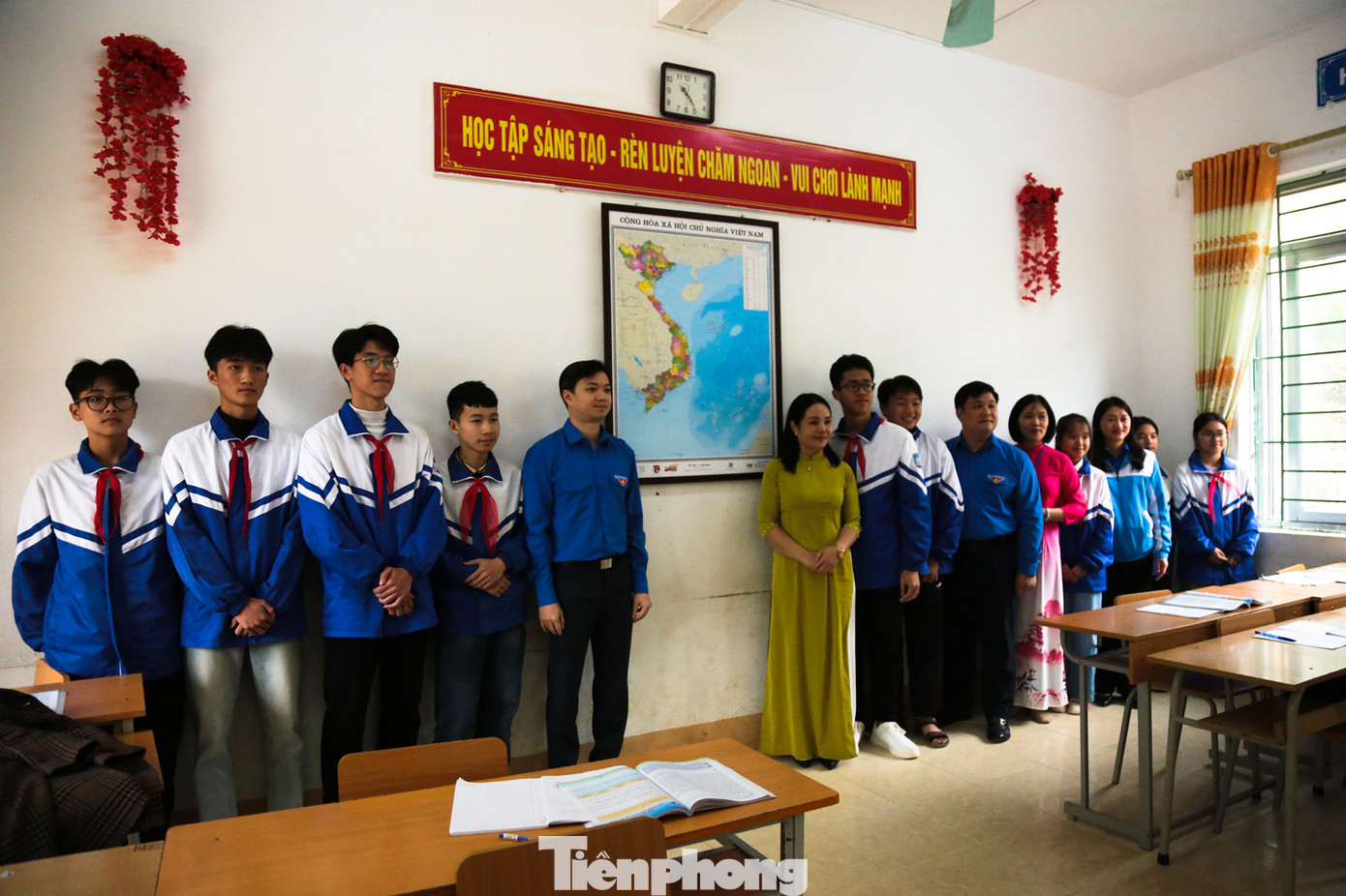 Lãnh đạo T.Ư Đoàn ghé thăm, động viên thầy cô, các em học sinh và tặng bản đồ Việt Nam nhằm hưởng ứng Cuộc vận động Tự hào một dải non sông.