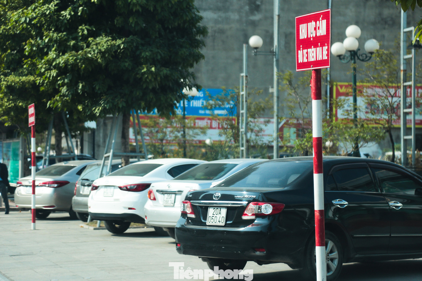 Vỉa hè phía trước Nhà hát ca, múa, nhạc dân gian Việt Bắc có cắm biển &quot;Khu vực cấm đỗ xe trên vỉa hè&quot; nhưng vẫn có nhiều ô tô đỗ hàng ngày.