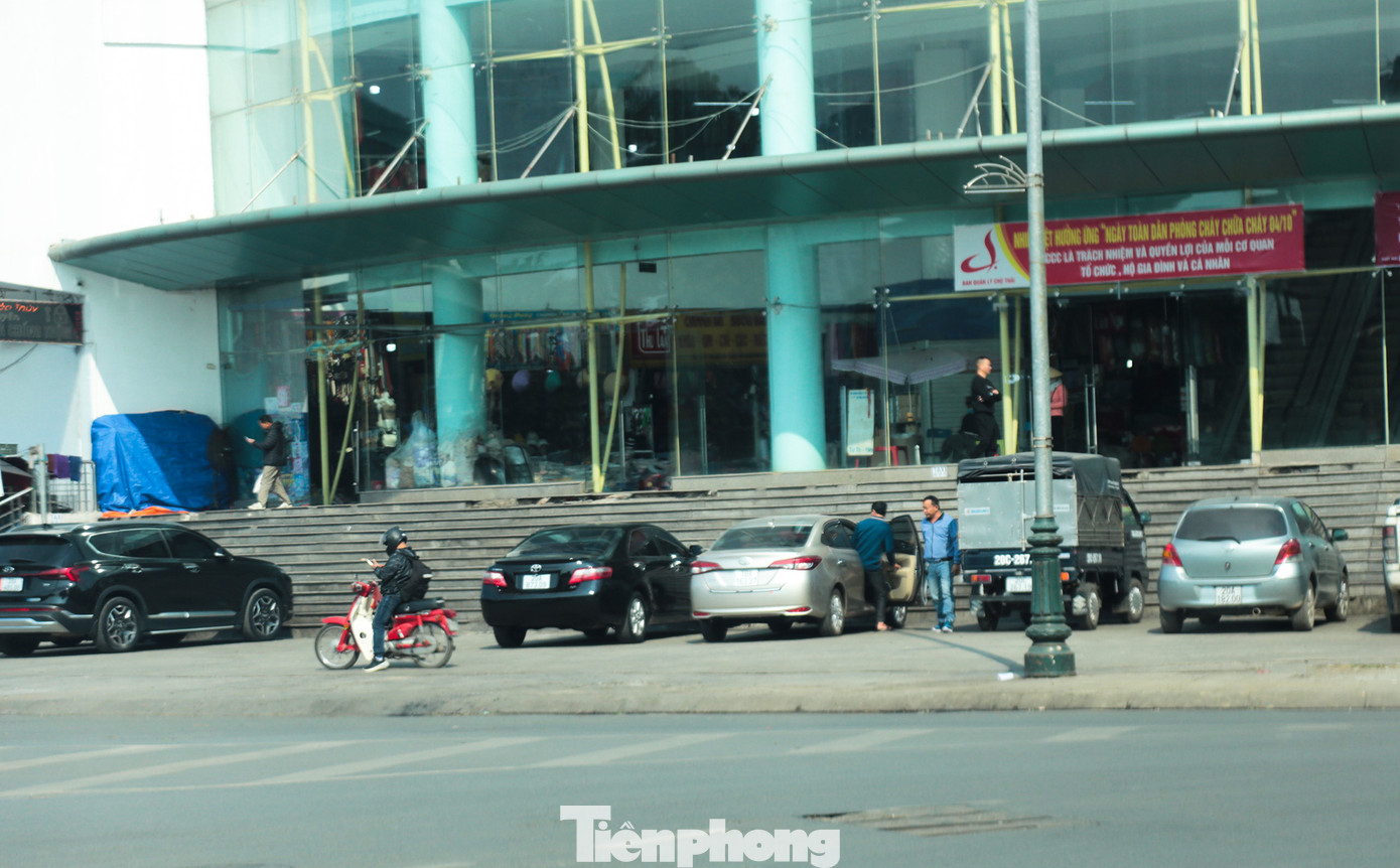 Tình trạng ô tô đỗ trên vỉa hè các tuyến phố trung tâm ở thành phố Thái Nguyên cần sự vào cuộc của các cơ quan, ban ngành, ý thức của người dân để tạo mỹ quan thành phố cũng như đảm bảo trật tự an toàn giao thông.