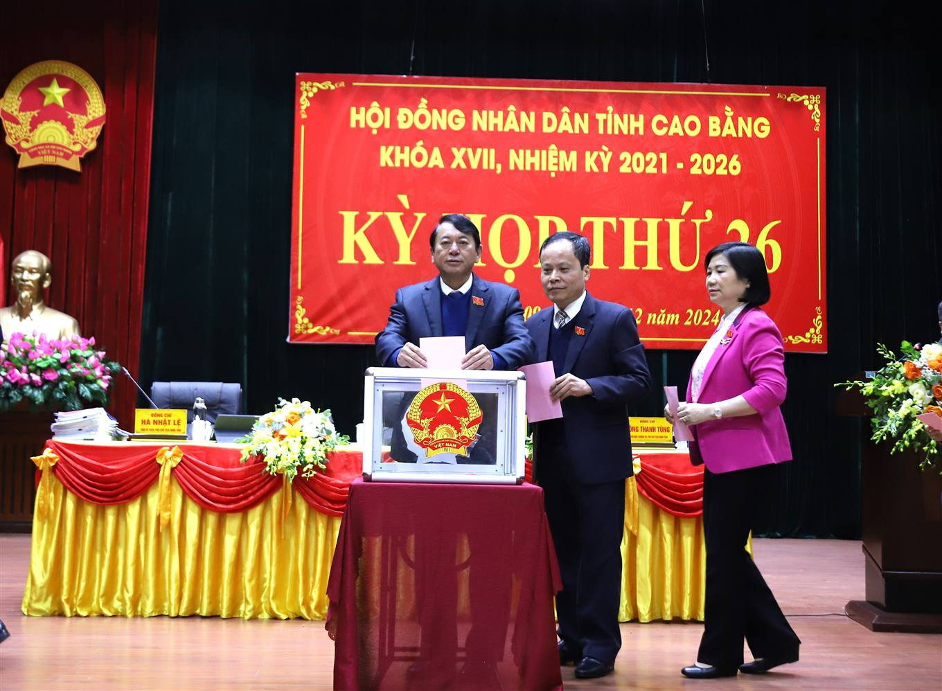 Các đại biểu tiến hành bầu bổ sung ủy viên UBND tỉnh tại kỳ họp thứ 26 HĐND tỉnh khóa XVII.