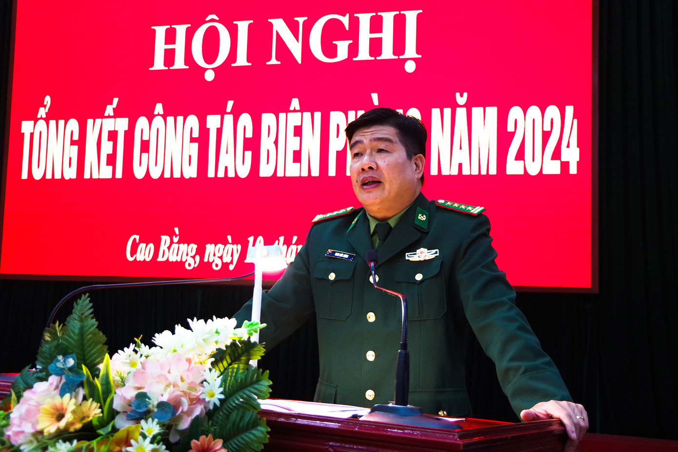 Đại tá Đinh Đức Hùng - Chỉ huy trưởng Bộ đội Biên phòng Cao Bằng, phát biểu tại Hội nghị. Đại tá Đinh Đức Hùng - Chỉ huy trưởng Bộ đội Biên phòng Cao Bằng, phát biểu tại Hội nghị.