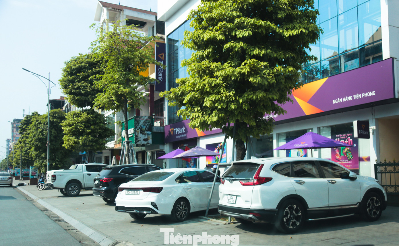 Phía trước chi nhánh ngân hàng TPBank.