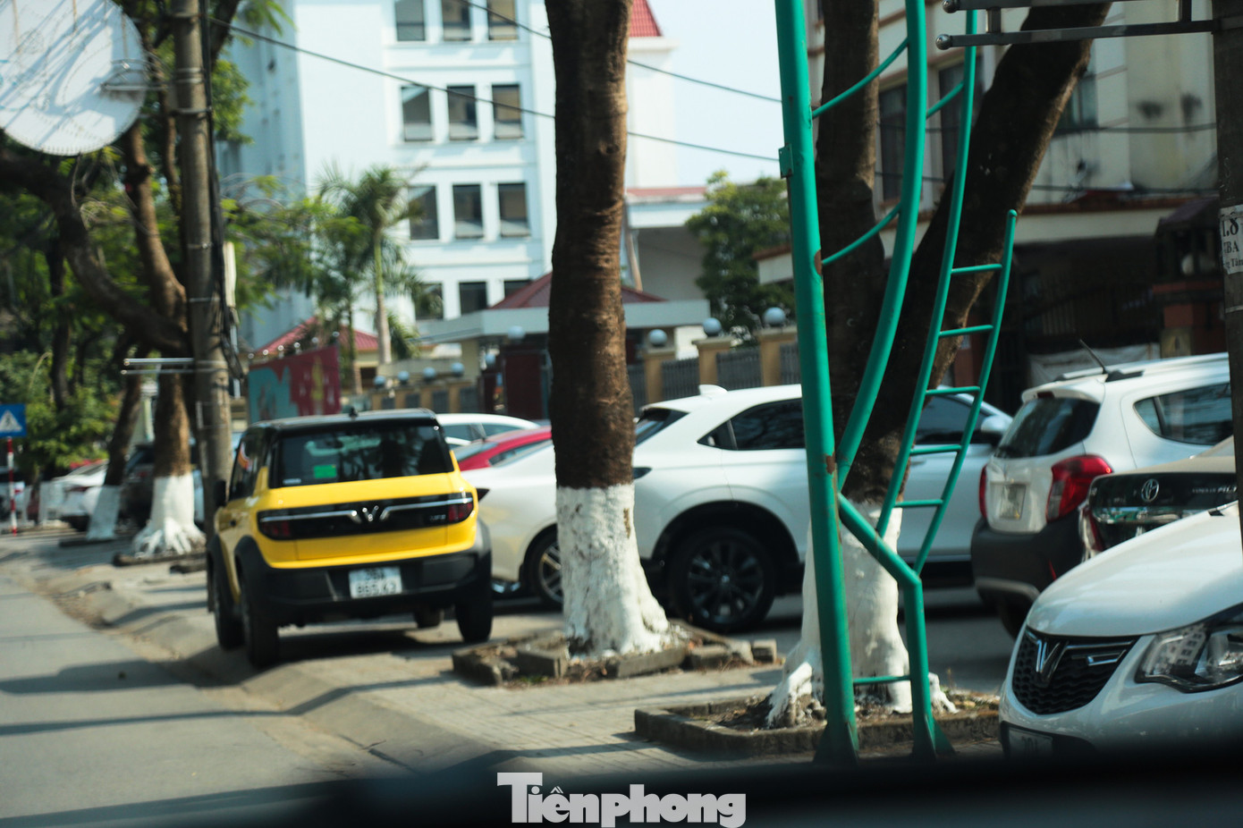 Trao đổi với phóng viên báo Tiền Phong, ông Nguyễn Linh - Chủ tịch UBND thành phố Thái Nguyên cho biết, thành phố có đội Trật tự đô thị và công an thành phố kiểm tra xử lý nhưng không triệt để được tình trạng ô tô đỗ trên vỉa hè.