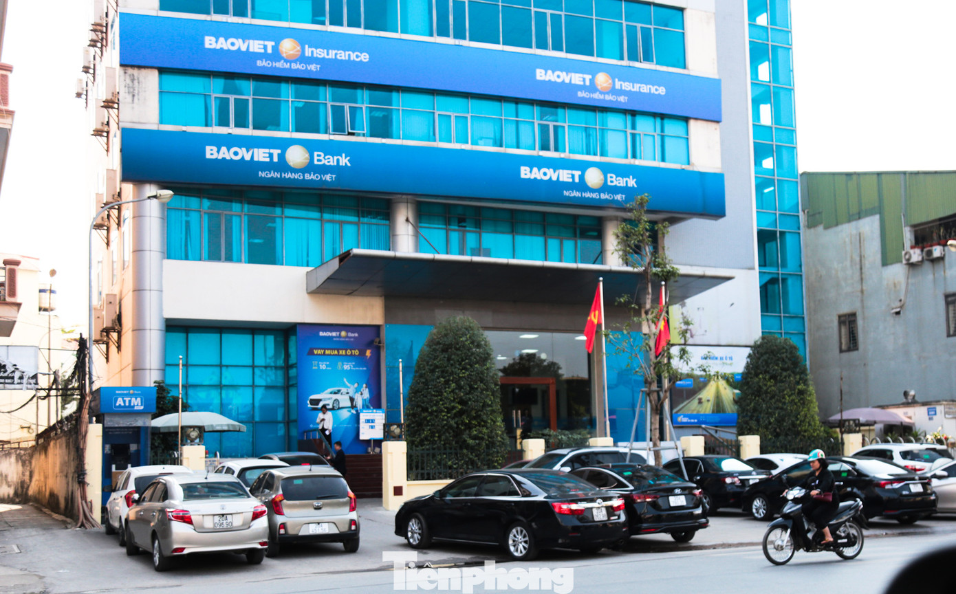 Hàng chục ô tô đỗ choán vỉa hè phía trước tòa nhà đặt địa điểm kinh doanh hệ thống Bảo Việt.