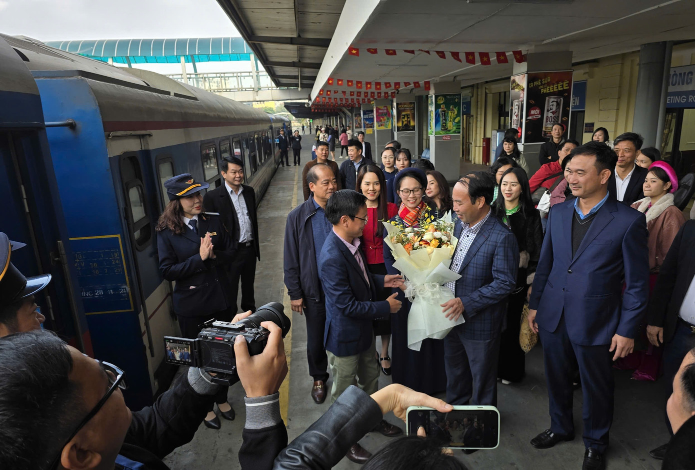 Các hành khách lên chuyến tàu thử nghiệm văn hóa Trà Thái Nguyên. Các hành khách lên chuyến tàu thử nghiệm văn hóa Trà Thái Nguyên.