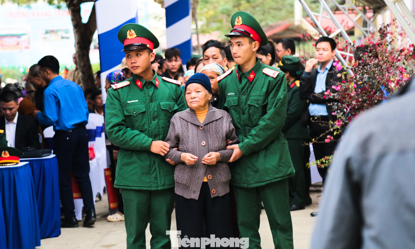 Tặng 5 “ngôi nhà 100 đồng” trị giá 80 triệu đồng/ngôi nhà và 2 nhà tình nghĩa trị giá 60.000.000 đồng/1 ngôi nhà cho Tỉnh Đoàn Cao Bằng điều phối.