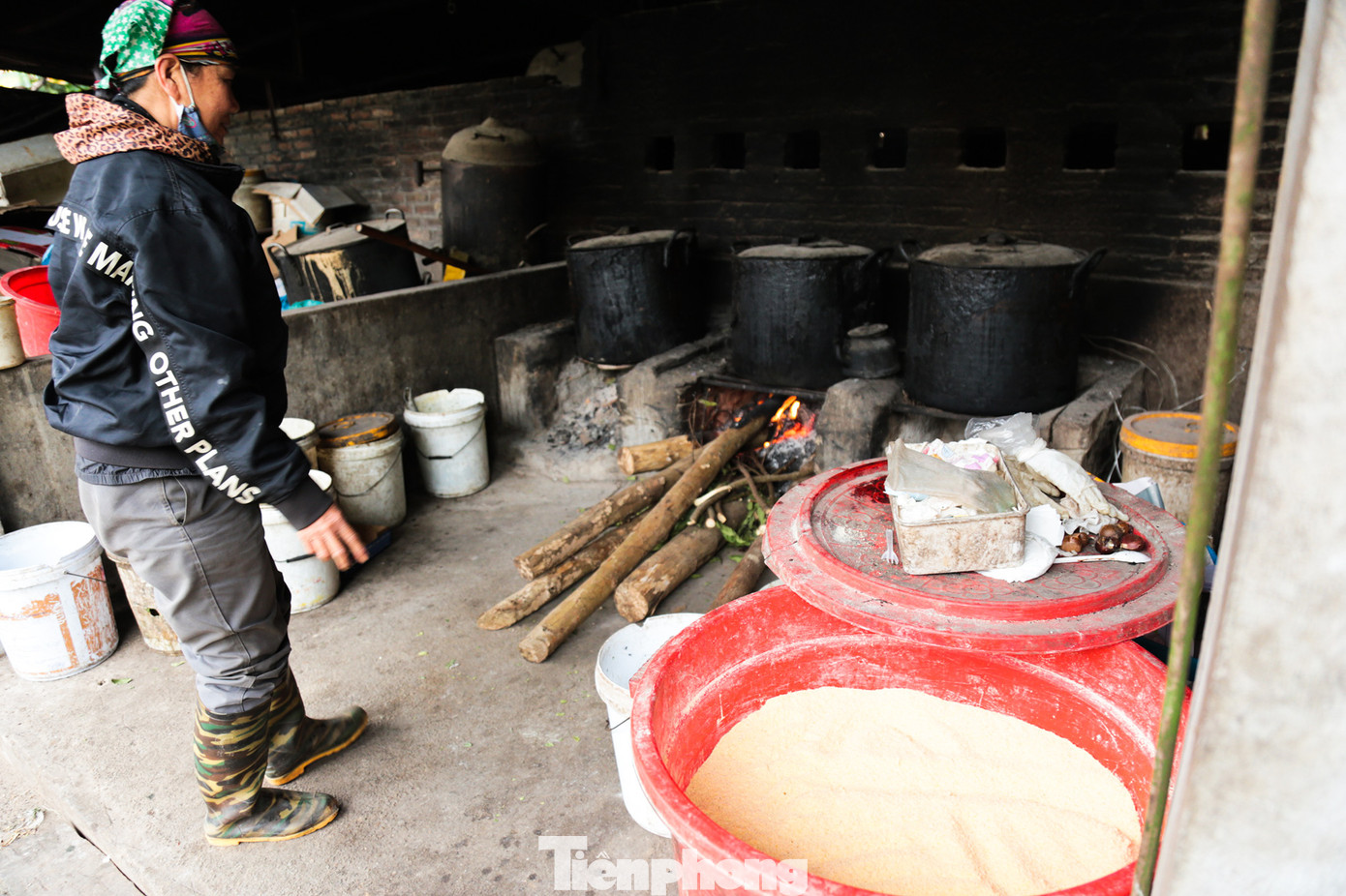 Những nồi cám lợn được đun củi. Ảnh: Hân Nguyễn. Những nồi cám lợn được đun củi. Ảnh: Hân Nguyễn.