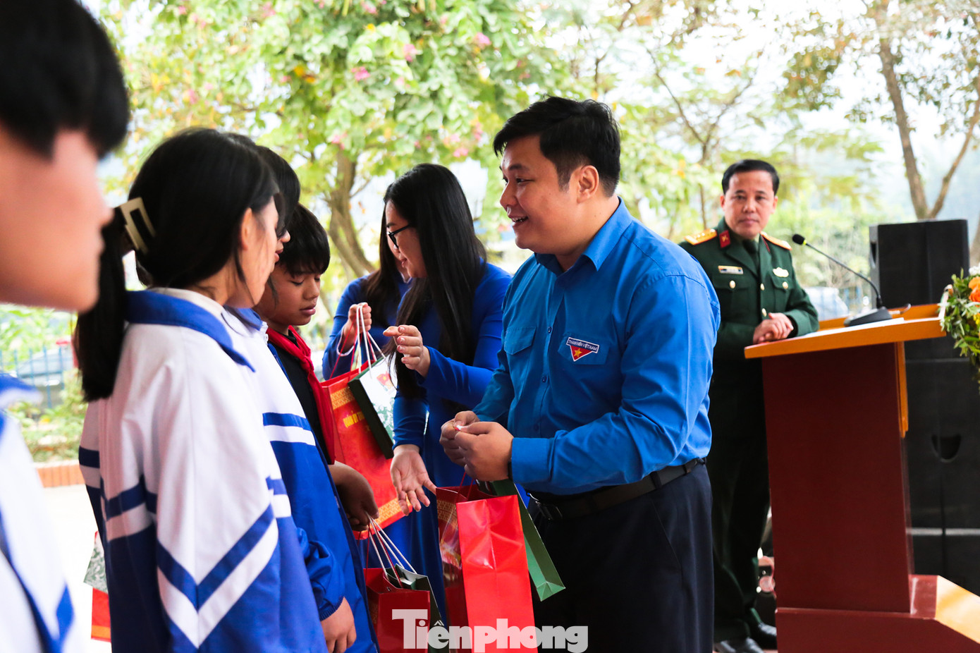 Chương trình còn trao 20 suất học bổng Vừ A Dính, 19 bản đồ khung cho tất cả các lớp học, phòng làm việc tại trường THCS thị trấn Nguyên Bình; 3.000 bản đồ Việt Nam. Trong ảnh: Anh Nguyễn Thái An - Trưởng ban Tuyên giáo Trung ương Đoàn trao quà cho các em học sinh.