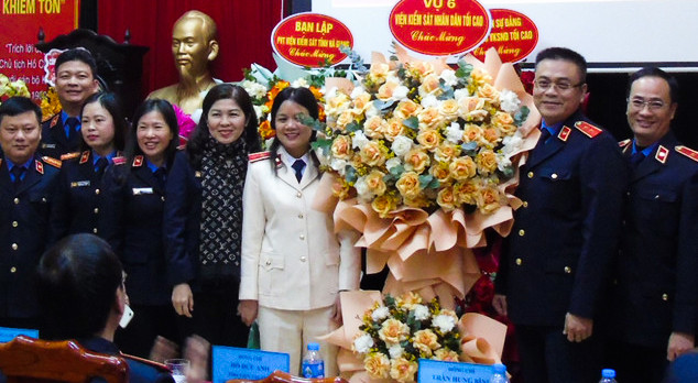 Tân Viện trưởng Viện Kiểm sát nhân dân tỉnh Bắc Kạn Nguyễn Thị Thủy (thứ 5 từ trái qua) nhận quyết định ngày 16/12. Ảnh: Báo Bắc Kạn.