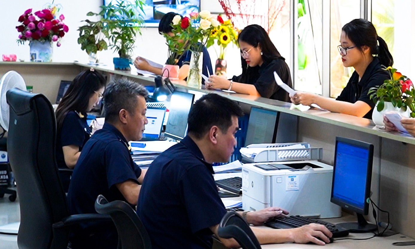 Đội Hải quan Yên Bình (Thái Nguyên) đang làm các thủ tục cho các đơn vị. Ảnh: Cổng TTĐT Thái Nguyên. Đội Hải quan Yên Bình (Thái Nguyên) đang làm các thủ tục cho các đơn vị. Ảnh: Cổng TTĐT Thái Nguyên.
