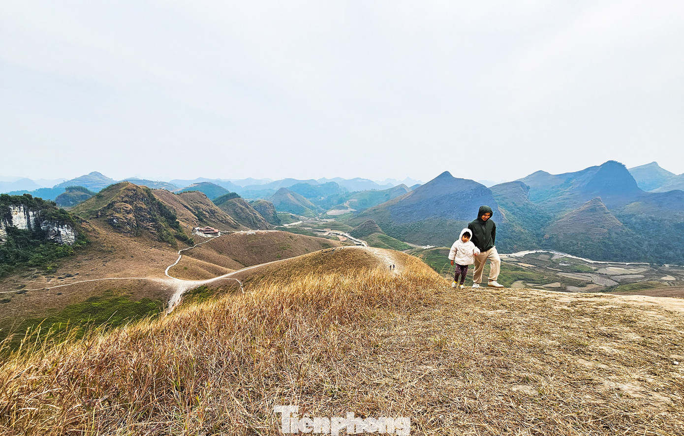 Lần đầu đến với Đồi cỏ Ba Quáng, vẻ đẹp hoang sơ cùng núi non trùng điệp gây ấn tượng mạnh với hai bố con anh Hiệp ở Tây Hồ, Hà Nội.