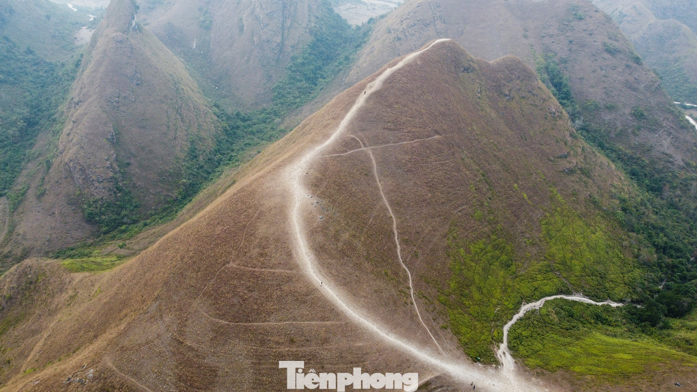 Từ tháng 10 đến tháng 1 năm sau là thời điểm mùa cỏ cháy với sắc màu vàng cam trải dài, tạo nên khung cảnh hoang sơ, thơ mộng.