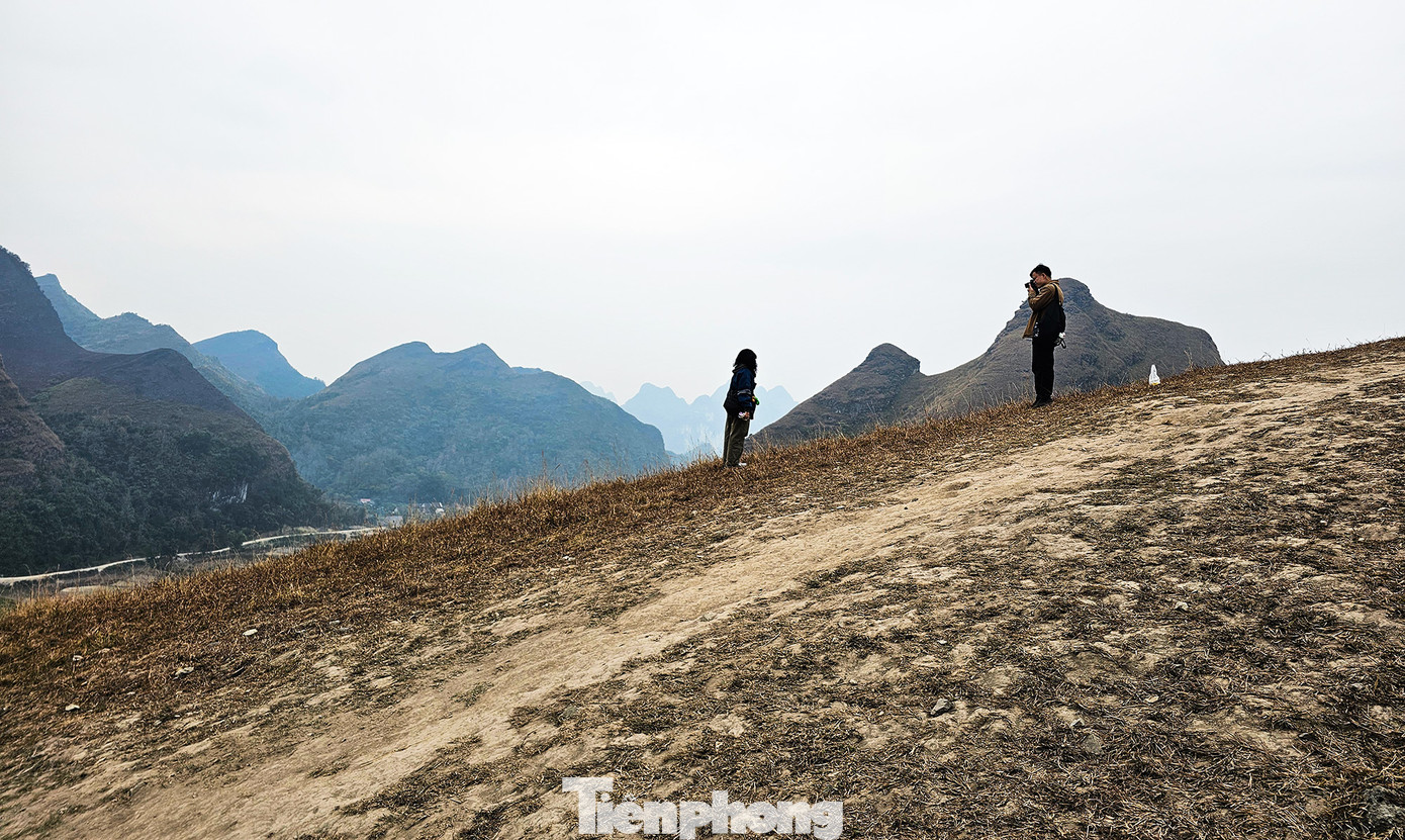 Hai bạn trẻ từ miền Nam đi du lịch Cao Bằng. Theo chia sẻ, cảnh tượng ở Đồi cỏ Ba Quáng được hai bạn ví như Đà Lạt thu nhỏ.