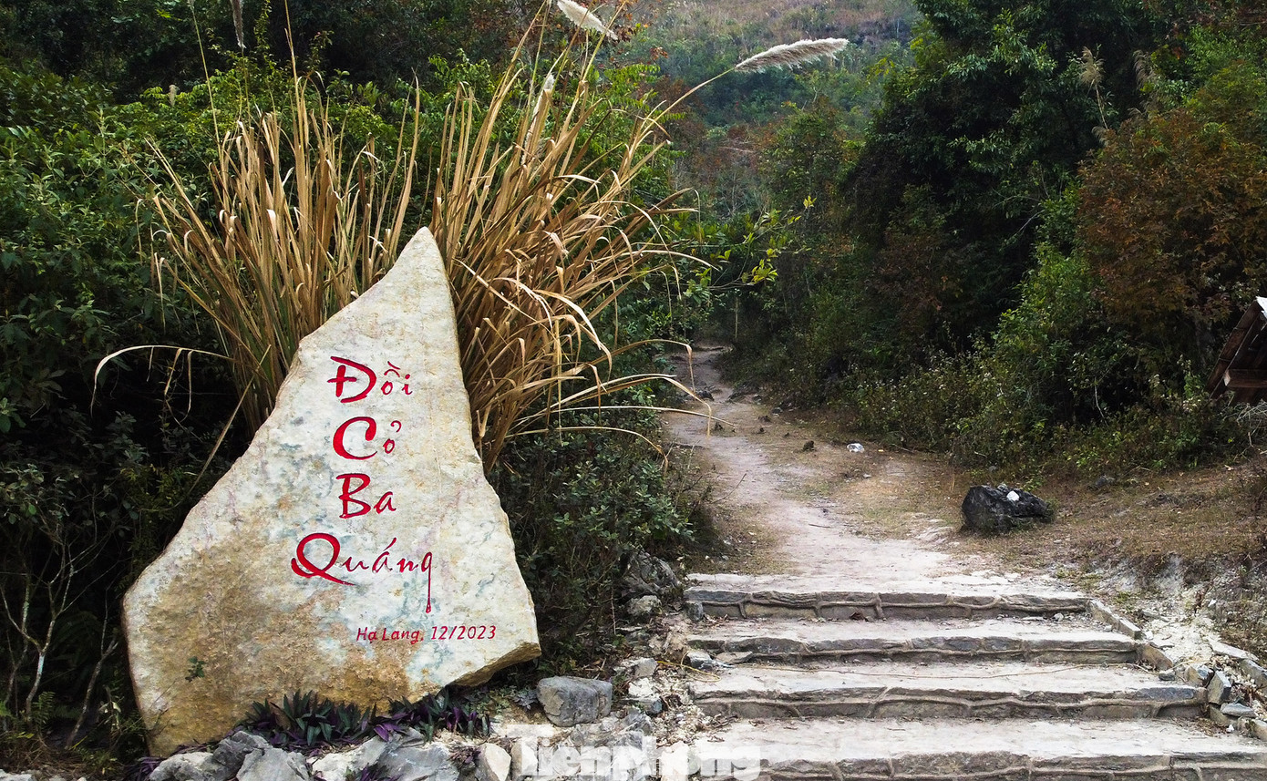 Đồi cỏ Ba Quáng nằm tại xóm Bắc Vọng, xã Vinh Quý (huyện Hạ Lang), cách thành phố Cao Bằng khoảng 70 km.