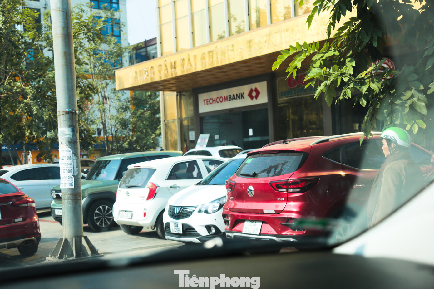 Vỉa hè phía trước trung tâm tài chính thương mại FCC.