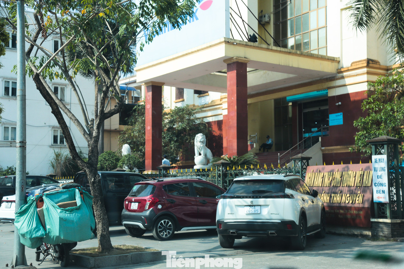 Ô tô đỗ trên vỉa hè phía trước Ngân hàng TMCP Công thương Việt Nam chi nhánh Thái Nguyên.