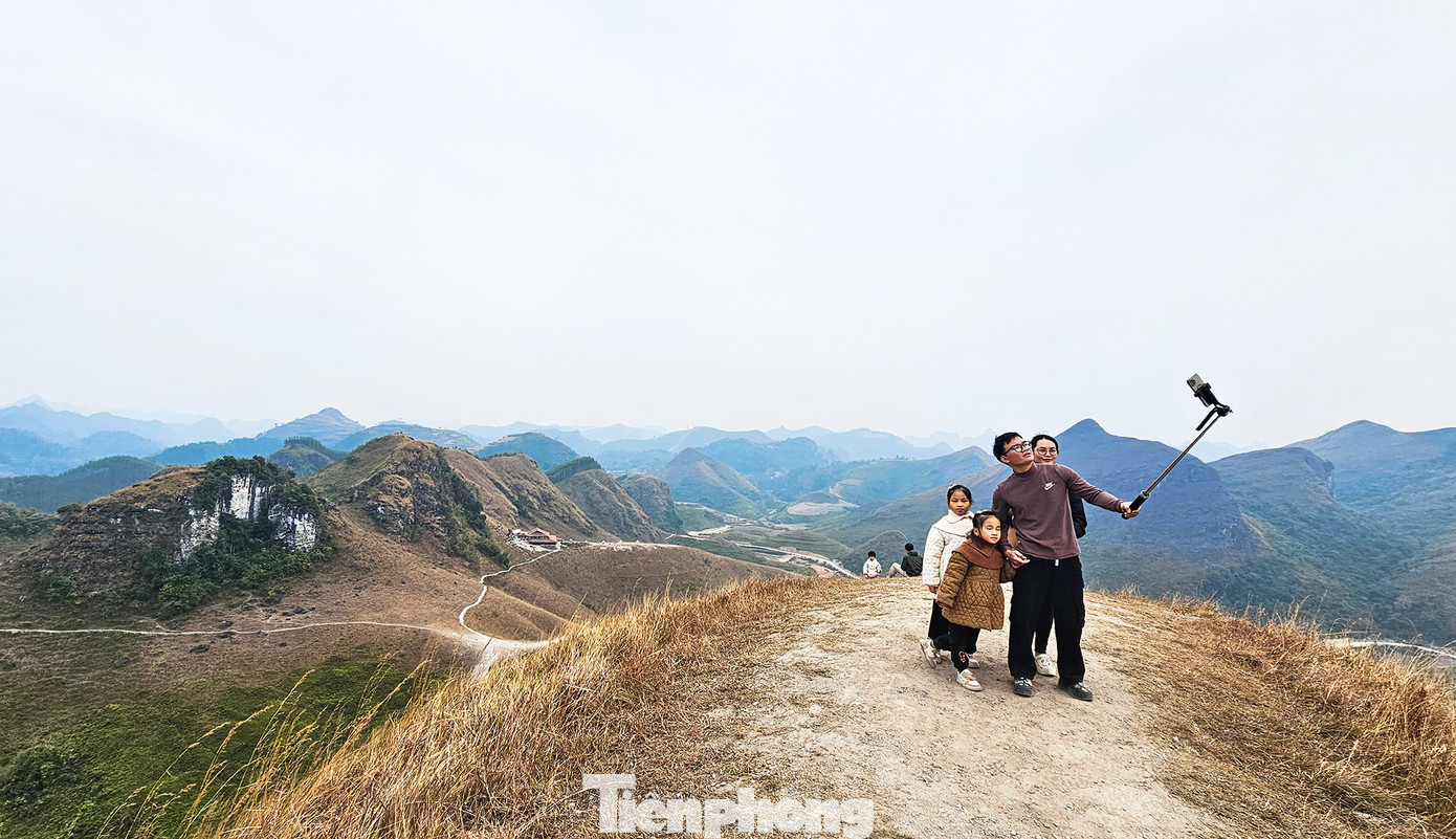 Một gia đình trẻ với hai con nhỏ ghi lại những khoảnh khắc bình yên trên đồi cỏ cháy những ngày cuối tháng 12.