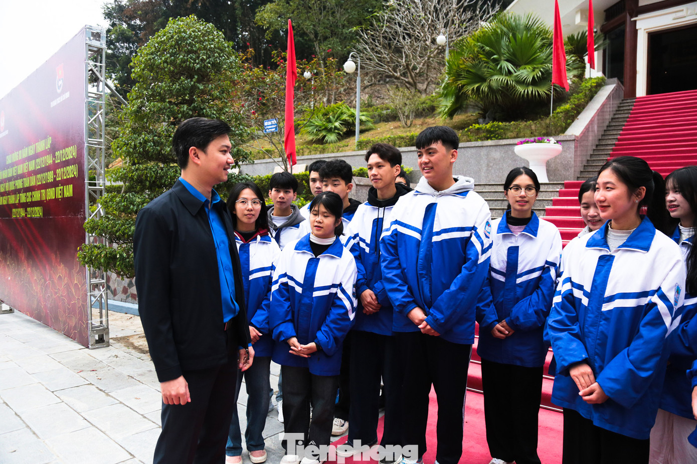 Anh Nguyễn Minh Triết - Bí thư T.Ư Đoàn trò chuyện, động viên các em học sinh trường THPT Nguyên Bình cố gắng học tập tốt để xây dựng quê hương, đất nước ngày càng giàu mạnh.