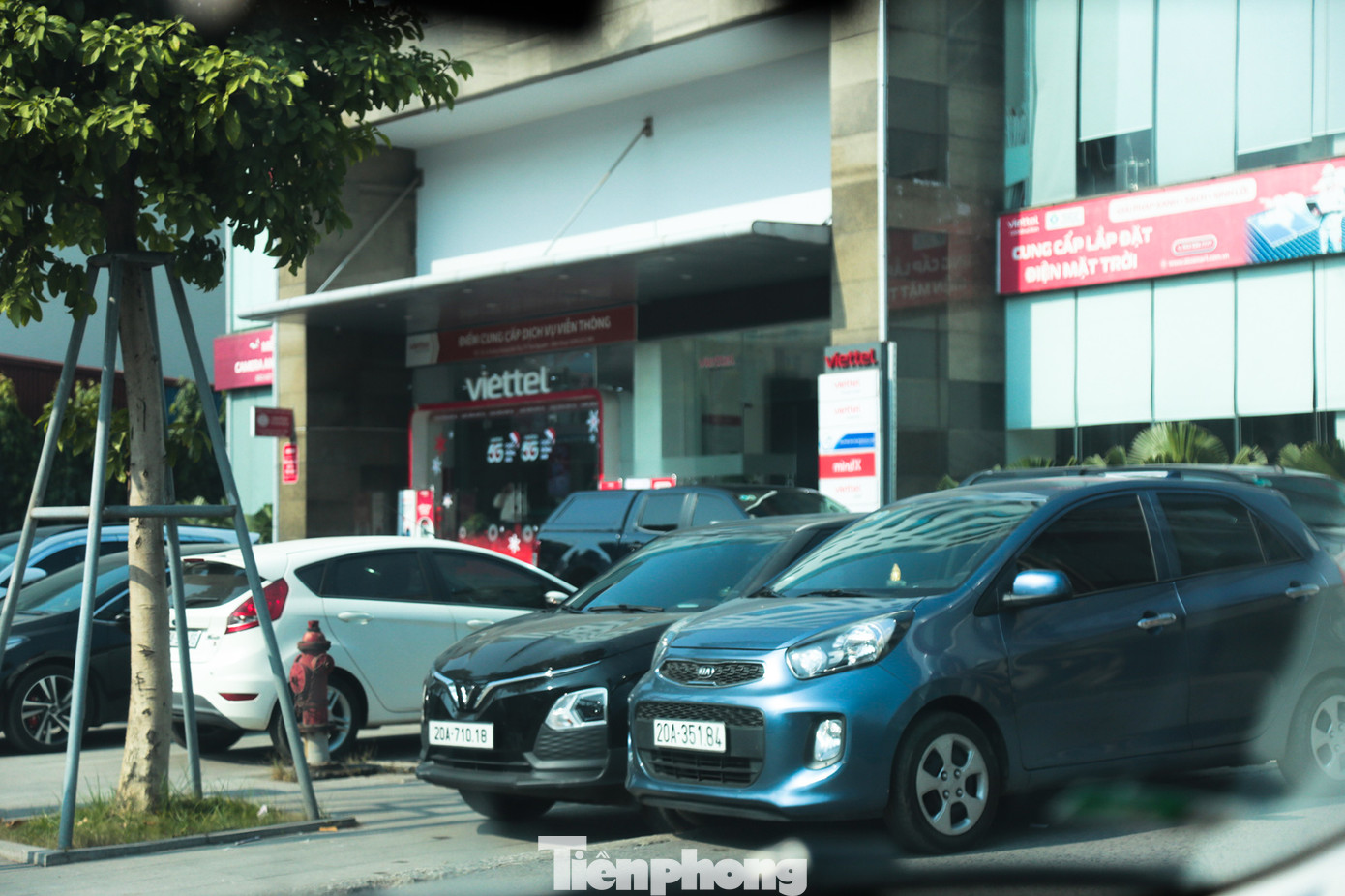 Dọc tuyến đường Hoàng Văn Thụ, tình trạng đỗ ô tô trên vỉa hè còn được bắt gặp tại mặt tiền của nhiều cơ quan, đơn vị, công ty, ngân hàng.