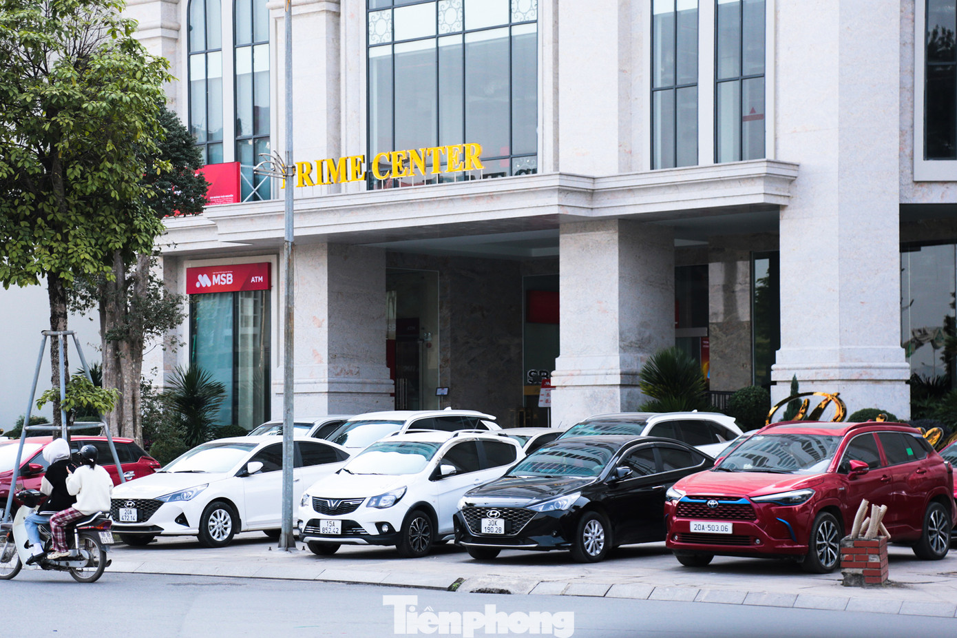 Tuyến đường Hoàng Văn Thụ (phường Hoàng Văn Thụ, thành phố Thái Nguyên) dẫn vào trung tâm thành phố Thái Nguyên là nơi kinh doanh sầm uất, và có nhiều trụ sở các cơ quan, đơn vị, các tòa nhà cao tầng. Tình trạng ô tô đỗ trên vỉa hè diễn ra hàng ngày. Nằm bên vòng tròn trung tâm, vỉa hè phía trước tòa nhà Prime Center bị chiếm dụng làm nơi đỗ xe.