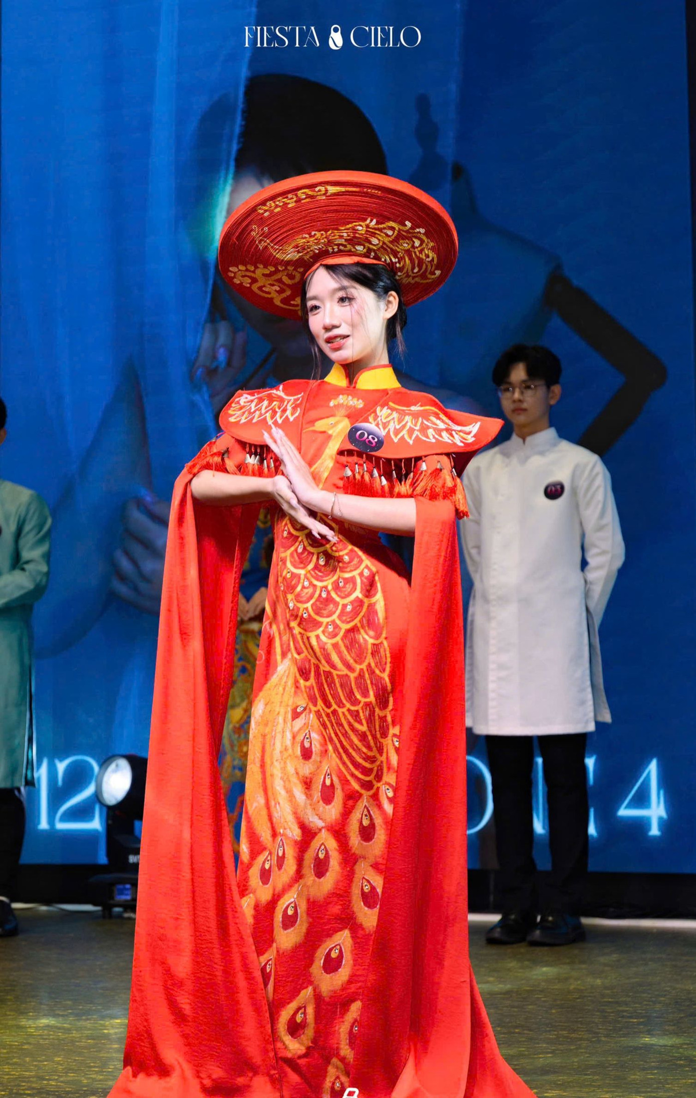 Trong tà áo dài truyền thống, các thí sinh thể hiện vẻ đẹp nền nã và phong thái tự tin. Trong tà áo dài truyền thống, các thí sinh thể hiện vẻ đẹp nền nã và phong thái tự tin.