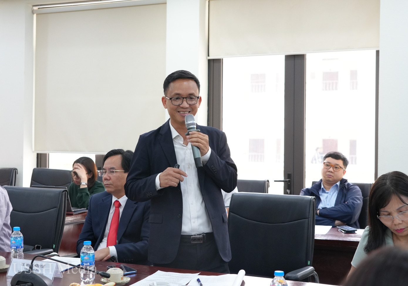 Các đại biểu thảo luận về cơ hội chuyển đổi việc làm từ khu vực công sang khu vực tư sau khi cải cách, tinh gọn bộ máy.