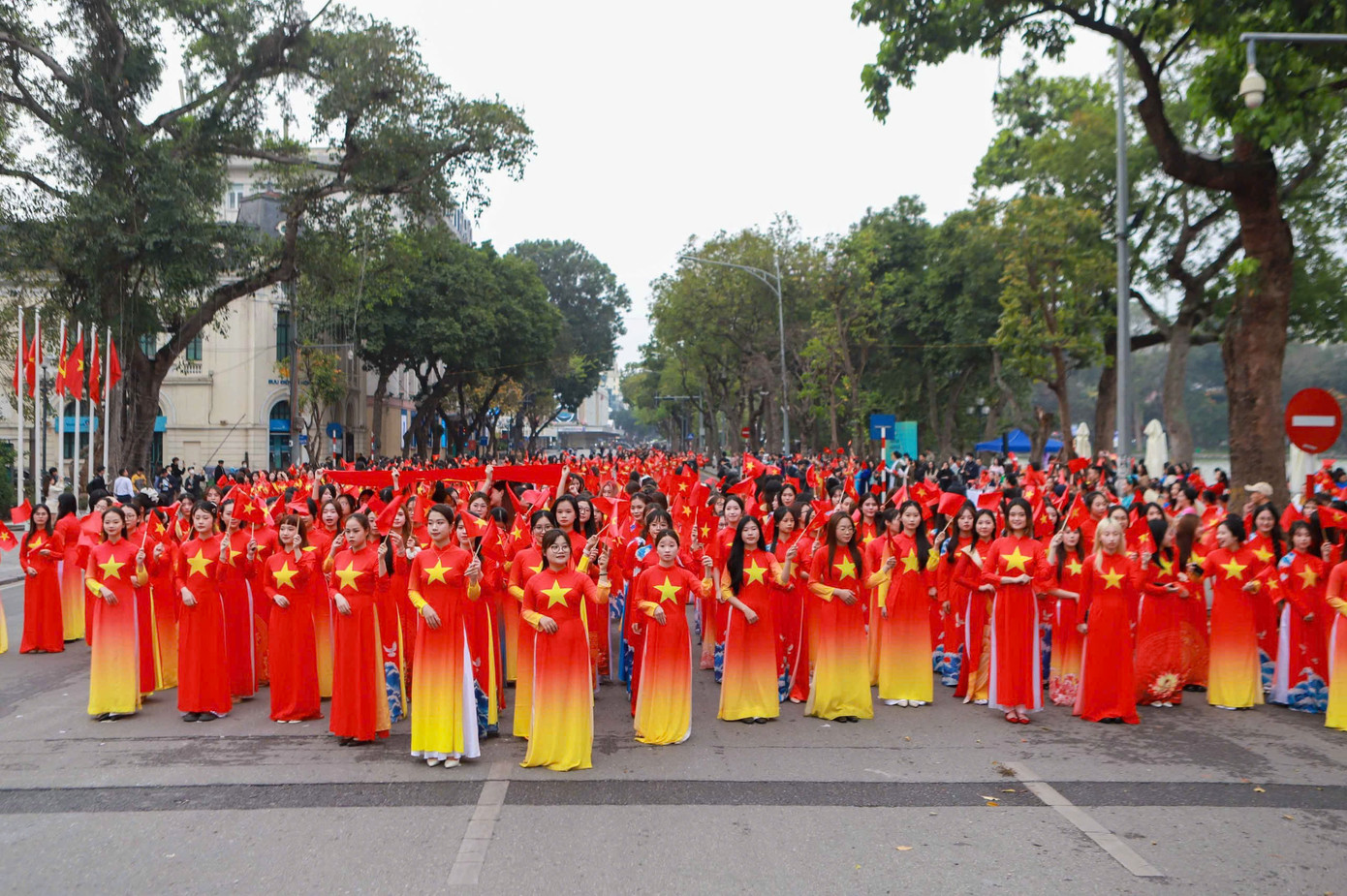 Nhân kỷ niệm 1985 năm Cuộc khởi nghĩa Hai Bà Trưng, 115 năm Ngày quốc tế Phụ nữ, 95 năm thành lập Hội Liên hiệp Phụ nữ Việt Nam và các ngày lễ lớn của đất nước trong năm 2025, sáng ngày 29/3/3025, T.Ư Hội Liên hiệp Phụ nữ Việt Nam chỉ đạo, Báo Phụ nữ Việt Nam tổ lễ diễu hành áo dài và xếp hình áo dài bản đồ Việt Nam, sáng 29/3 tại phố đi bộ Hồ Hoàn Kiếm. Nhân kỷ niệm 1985 năm Cuộc khởi nghĩa Hai Bà Trưng, 115 năm Ngày quốc tế Phụ nữ, 95 năm thành lập Hội Liên hiệp Phụ nữ Việt Nam và các ngày lễ lớn của đất nước trong năm 2025, sáng ngày 29/3/3025, T.Ư Hội Liên hiệp Phụ nữ Việt Nam chỉ đạo, Báo Phụ nữ Việt Nam tổ lễ diễu hành áo dài và xếp hình áo dài bản đồ Việt Nam, sáng 29/3 tại phố đi bộ Hồ Hoàn Kiếm.